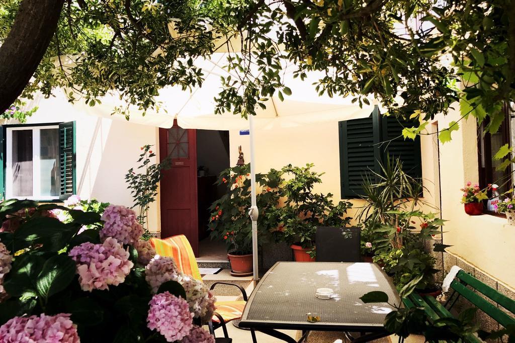 Apartments And Rooms Tomas Podstrana Exterior foto